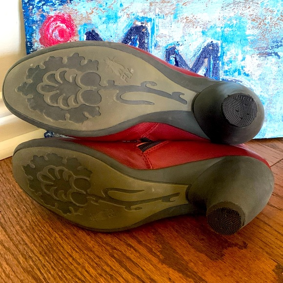 Red Ruched Leather FLY LONDON Sz 39 Ankle Boots side zip in Black - Picture 3 of 14